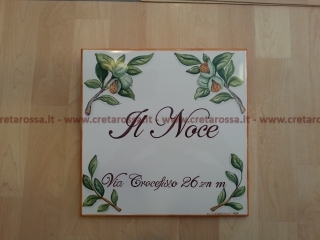 cod.art: nc103 - Mattonella in ceramica cm 30x30 con decoro "Noce" e scritta personalizzata. 